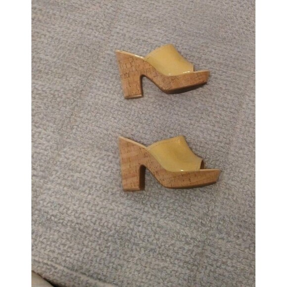 Tahari Miami chunky block heeled yellow size 10 clogs - Picture 4 of 9